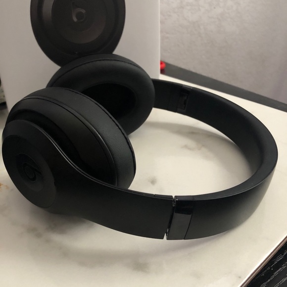 Beats Studio 3 Wireless Headphones - Picture 5 of 8